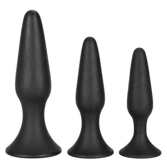 Kit de entrenadores anales CalExotics con 3 tamaños progresivos. Fabricados en silicón suave con base de succión para mayor comodidad y seguridad.