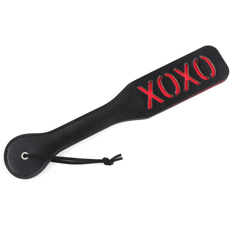 Paleta BDSM con inscripción 'XOXO' en rojo, ideal para juegos de rol. Diseño llamativo y resistente para experiencias eróticas inolvidables.