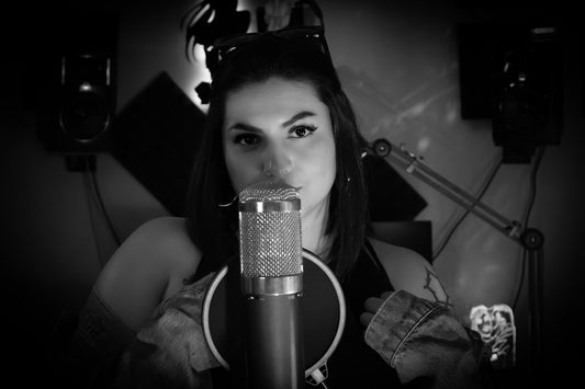 Jota Ache frente al micrófono en estudio - Colaboración Apaga el Reloj Parte 2 con Shakti Energy