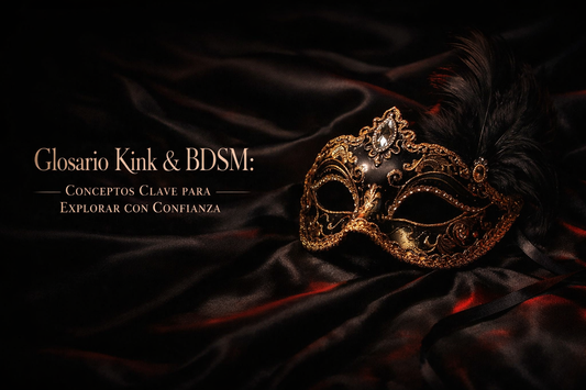 Máscara veneciana dorada sobre seda negra con reflejos rojizos — Glosario Kink & BDSM | Shakti Energy®