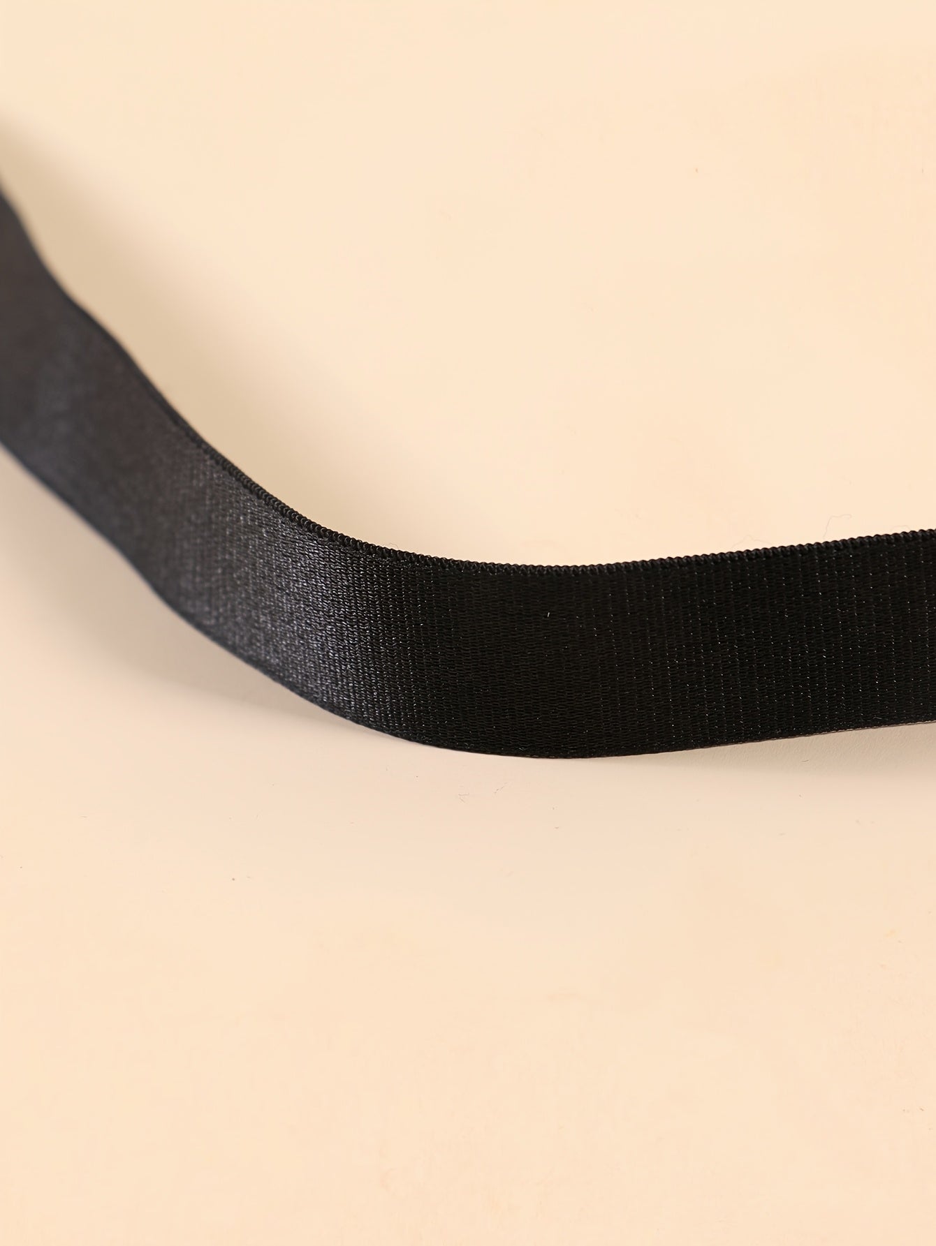 Conjunto de dos piezas para hombre, incluye un tanga y un collar de cuello con decoraciones de lazo, un estampado de corbata de lazo, un tanga frontal hueco, elegante y transpirable, que es suave con la piel, con un respaldo revelador, más un collar de c