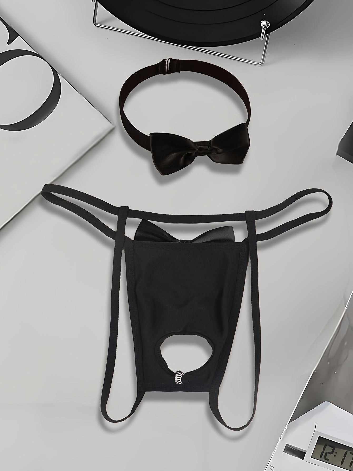 Conjunto de dos piezas para hombre, incluye un tanga y un collar de cuello con decoraciones de lazo, un estampado de corbata de lazo, un tanga frontal hueco, elegante y transpirable, que es suave con la piel, con un respaldo revelador, más un collar de c