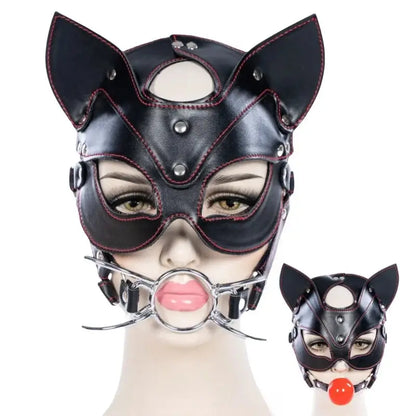 Máscara BDSM de cuero sintético con orejas de gato y ball gag ajustable, diseño con hebillas metálicas y costuras rojas. Ideal para juegos eróticos.