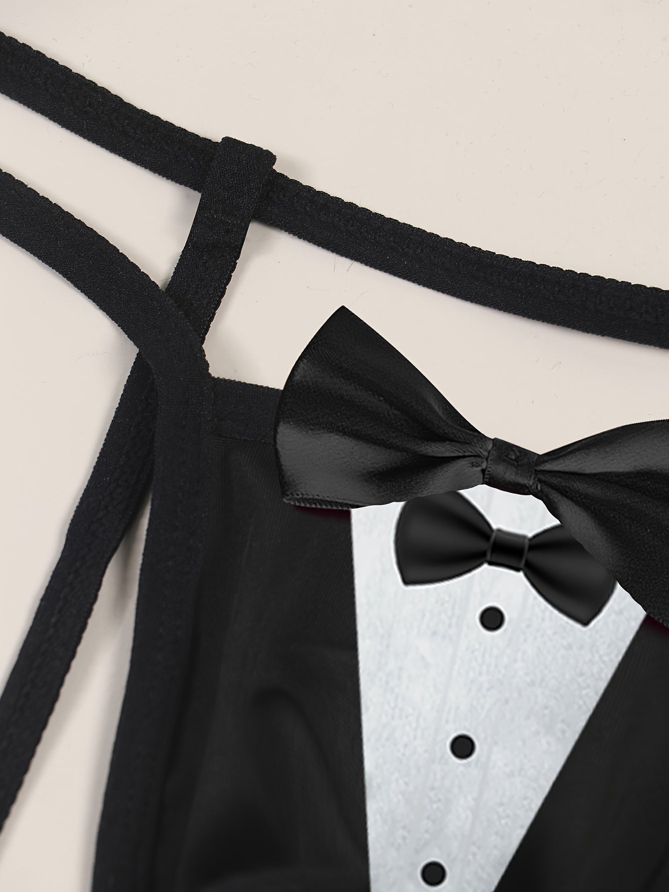 Conjunto de dos piezas para hombre, incluye un tanga y un collar de cuello con decoraciones de lazo, un estampado de corbata de lazo, un tanga frontal hueco, elegante y transpirable, que es suave con la piel, con un respaldo revelador, más un collar de c