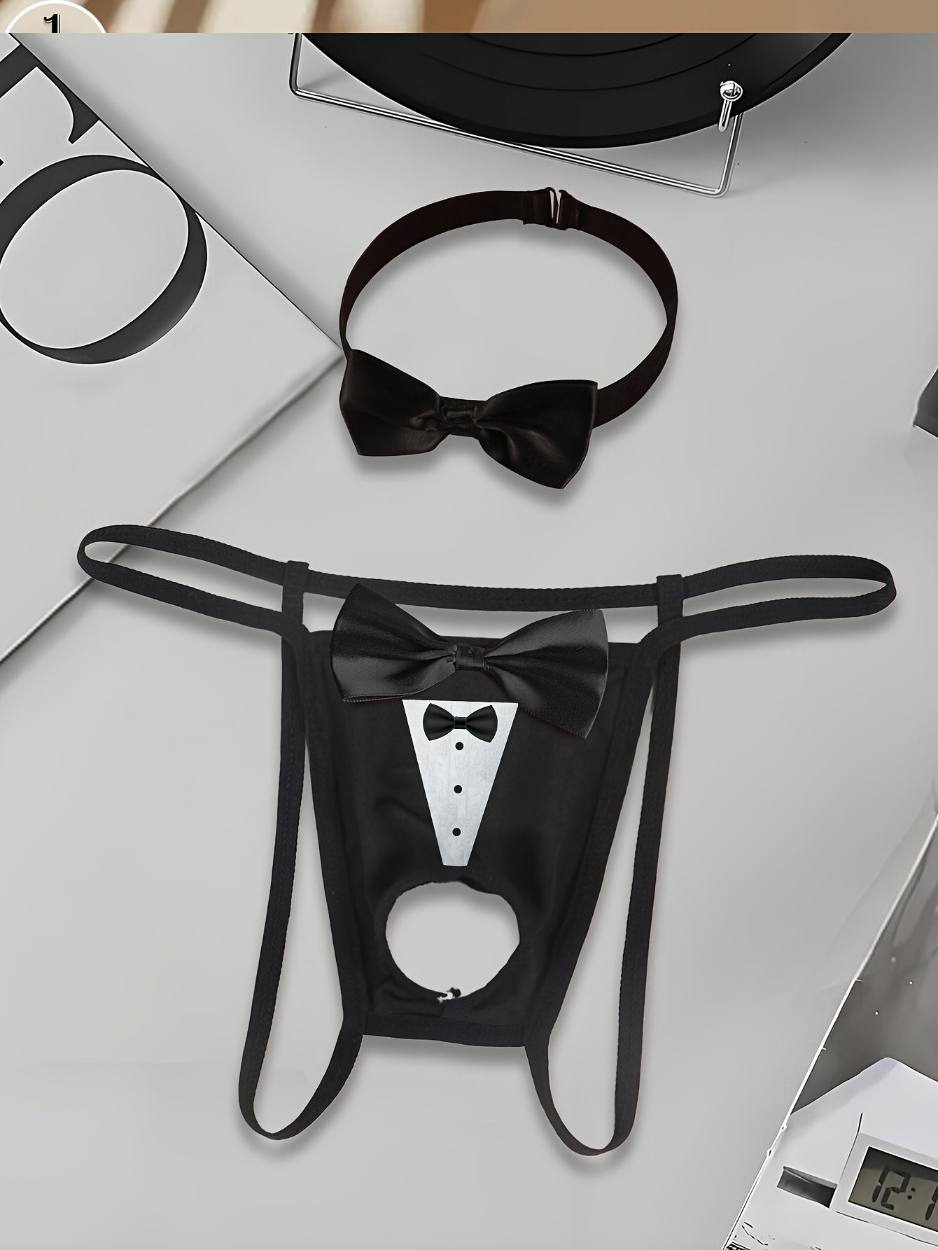 Conjunto de dos piezas para hombre, incluye un tanga y un collar de cuello con decoraciones de lazo, un estampado de corbata de lazo, un tanga frontal hueco, elegante y transpirable, que es suave con la piel, con un respaldo revelador, más un collar de c